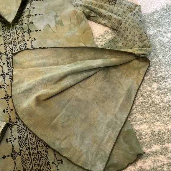 Bell Sleeve Tie Die Graphic Tee - Picture 5 of 9